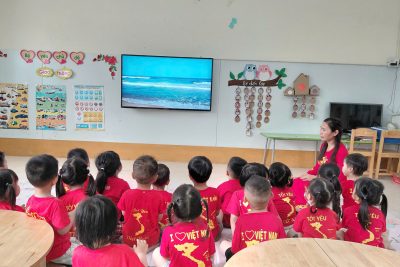 Hưởng ứng ngày nước thế giới, ngày khí tượng thế giới các bé trường mầm non Yên Từ đang thực hiện hoạt động  STEAM chế tạo bình lọc nước mini    STEAM